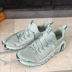 Men’s 10.5 Nike Light Green Running Shoes